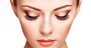 5 เคล็ดลับ อวดขนตายาวธรรมชาติ หลับตาพริ้มจนคนมองเคลิ้ม Beautiful woman face. Perfect makeup. Beauty fashion