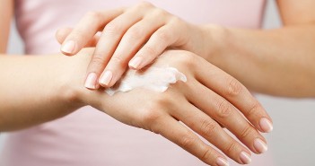 8 เคล็ดลับที่จะทำให้แฟนหนุ่มจับมือคุณไม่ปล่อย Matching-foundation-back-your-hand