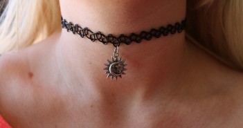 เทรนด์แฟชั่น Choker Necklace ไอเท็มที่ดึงดูดทุกสายตาให้คุณกลายเป็นผู้หญิงที่น่ามอง Choker Necklace
