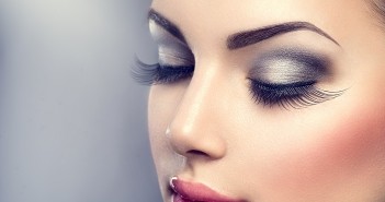 อยากสวยต้องสวยให้เต็มที่ 9 ข้อห้ามพลาด ถ้าไม่อยากเป็นสาวเกือบสวย! Beautiful Fashion Luxury Makeup, long eyelashes, perfect skin facial make-up. Beauty Brunette model woman holiday make up close up. Eyelash extensions, false eyelashes.