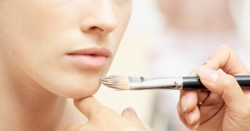 ฉาบผิวให้เนียนกริ้บ ! ทริคส์เด็ดแต่งหน้าปกปิดรอยไม่พึงประสงค์ base -makeup