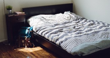 4 เทคนิค ตกแต่งเฟอร์นิเจอร์ในห้องนอน ให้สวยน่าอยู่ bed-bedroom-room-furniture