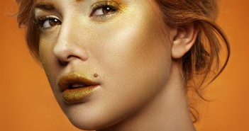 เปิดคำทำนายโบราณ! กับตำแหน่งไฝ ที่คุณอาจไม่เคยรู้ ? Fashion Model with golden Makeup on Face and Lips