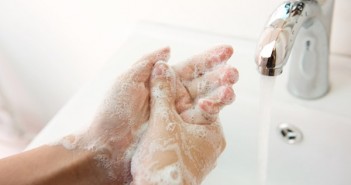 ไข้หวัด หรือ ไข้หวัดใหญ่ ต่างกันตรงไหน พร้อม 5 วิธีดูแลตัวเอง Washing of hands with soap under running water.