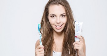 กำจัดสิวเสี้ยน ในพริบตา แค่เดินเข้าห้องน้ำ แล้วจัดการด้วยวิธีนี้! Happy woman holding toothbrush and toothpaste