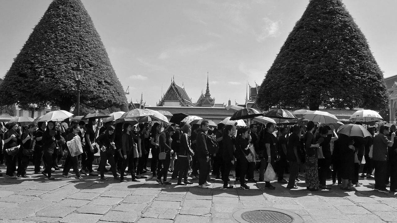 รวมแบบทรงผมและการแต่งกายชุดดำ สง่างาม ถูกกาลเทศะ ไปสักการะพระบรมศพ ชุดสุภาพเรียบร้อยดีไซน์แบบตะวันตก1