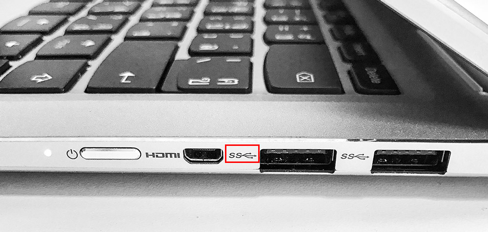 กรอบสีแดงแสดงสัญลักษณ์ของมาตรฐาน USB 3.0 บนตัวเครื่องคอมพิวเตอร์ คอมพิวเตอร์