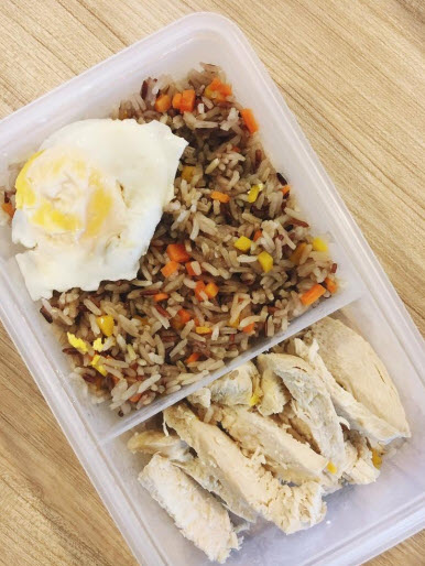 ข้าวกล้องคลุก + อกไก่นึ่ง